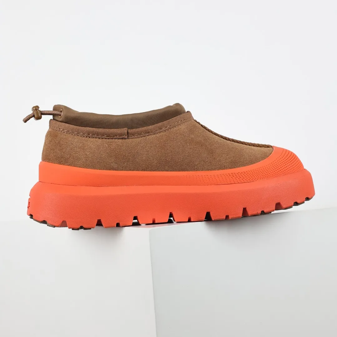Pick up locally 💰620 Core recommendation Good price Cashmere insoles are a very suitable choice for keeping warm in winter and at home. In the new year, uug launched a series of styles, which are partial to the preferences of young consumers and have also moved to the forefront of fashion trends. Shoe body material Water-repellent coated suede upper 17mm UGGPURE™ implanted wool insole Lightweight non-slip comfortable rubber outsole With brand LOGO Trademark Comes with a full set of packaging Size: 35 36 37 38 39 40 41 42 43 44